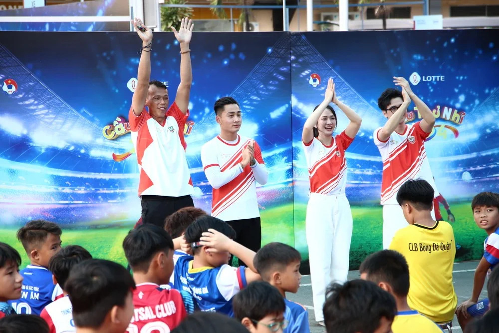 Dàn tuyển thủ ĐT Việt Nam đồng hành cùng “Cầu thủ nhí”