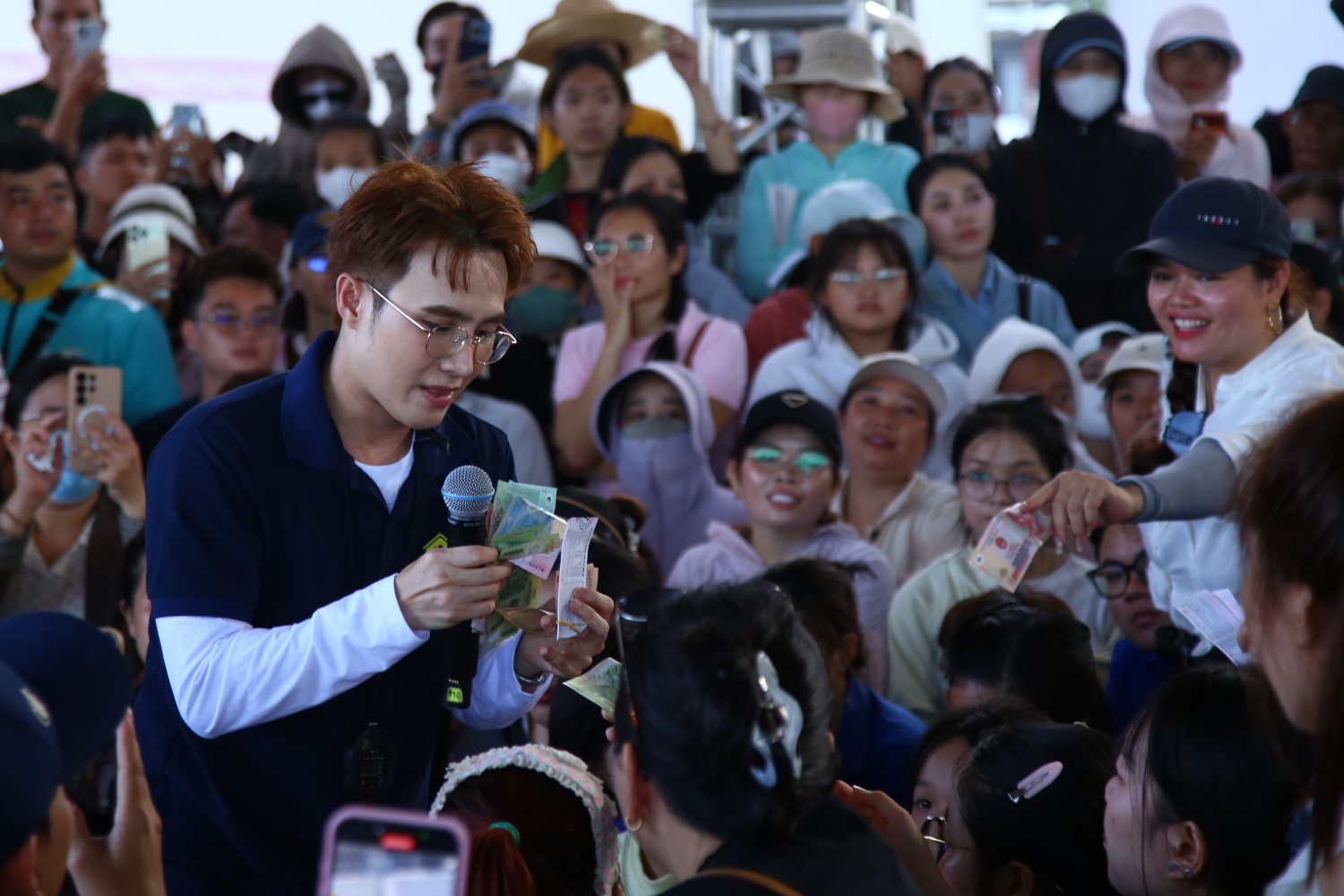 Đón xem chương trình Mái ấm gia đình Việt phát sóng vào lúc 20h00 thứ 6 hàng tuần trên kênh HTV7