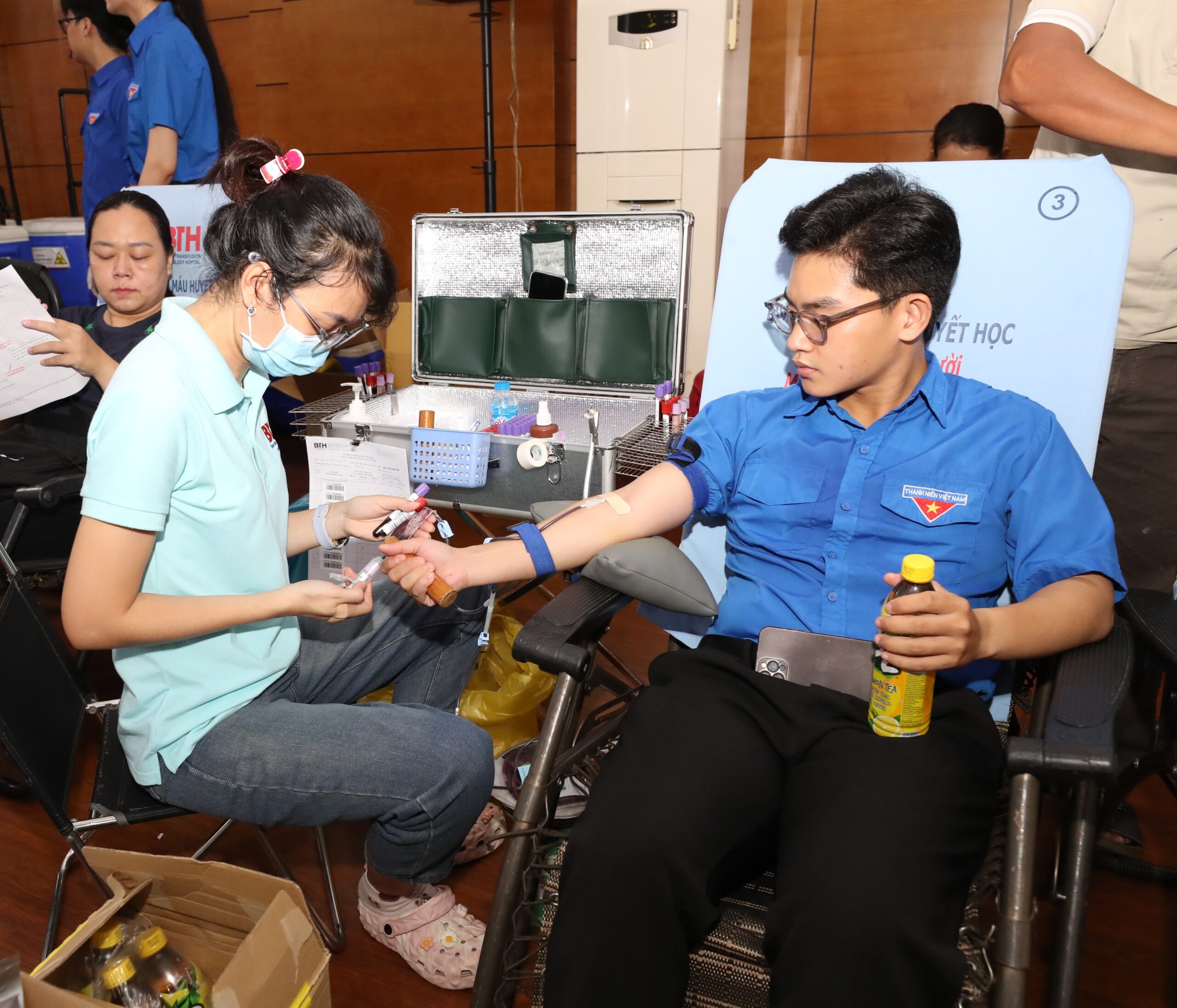 Mỗi cánh tay đưa ra là một lời hứa thầm lặng dành cho những bệnh nhân đang chờ đợi phép màu từ cộng đồng.