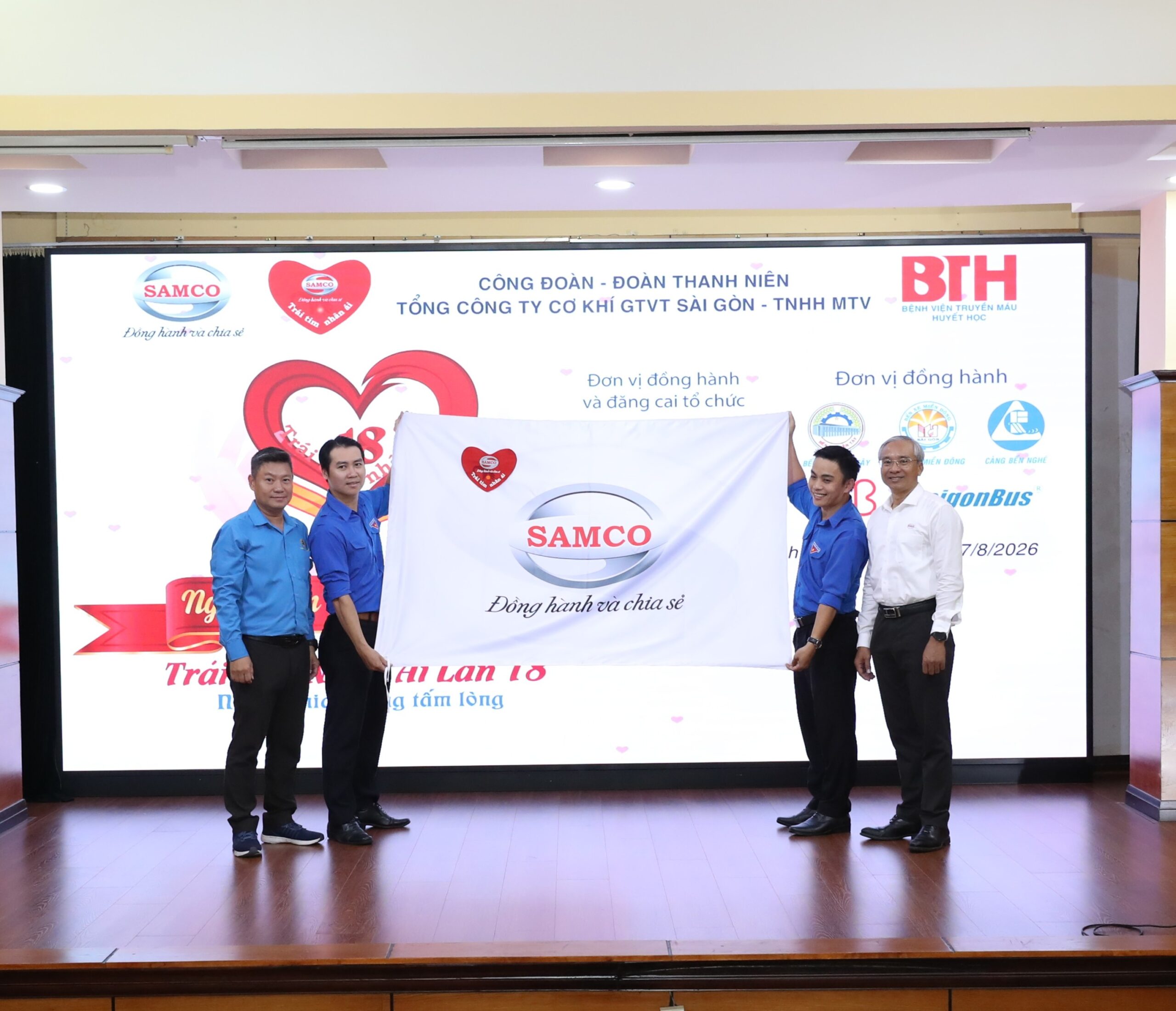 Anh Thành và anh Huy cùng lan tỏa tinh thần nhân ái, chung tay kết nối những tấm lòng vì cộng đồng.
