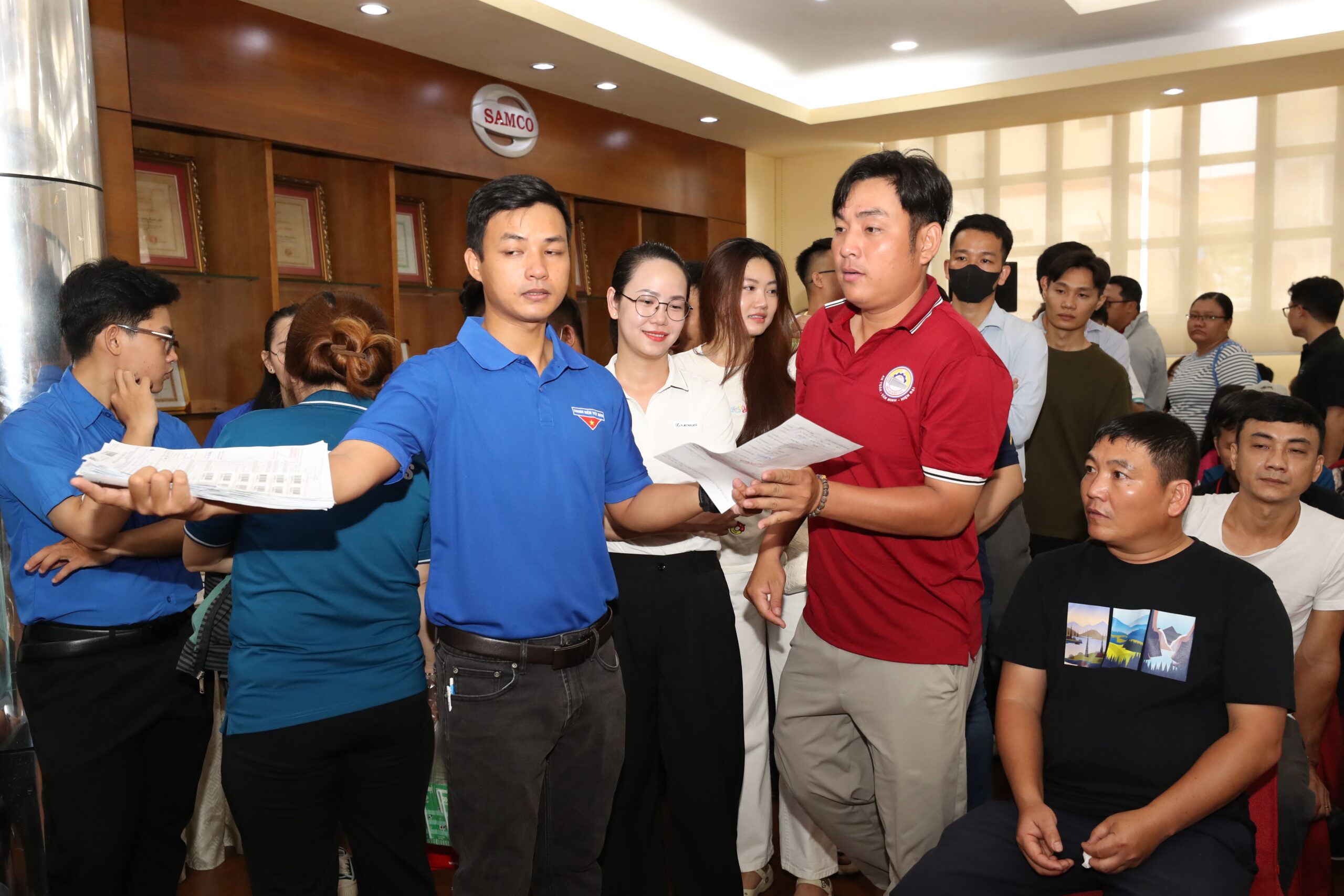 Đông đảo tình nguyện viên và người dân hào hứng tham gia chương trình, lan tỏa thông điệp “Hiến máu cứu người – Một nghĩa cử cao đẹp”