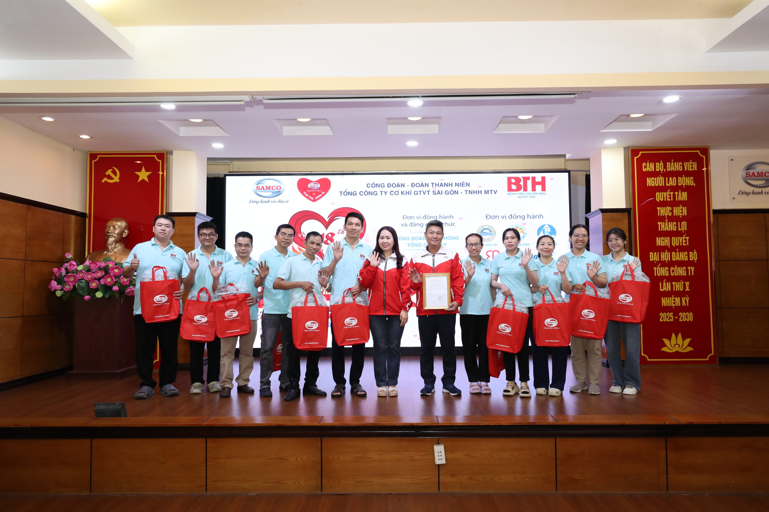 Văn nghệ, tiếng cười và những cánh tay tình nguyện cùng tạo nên một ngày hội giàu cảm xúc – nơi tinh thần SAMCO được lan tỏa bằng những hành động thiết thực.