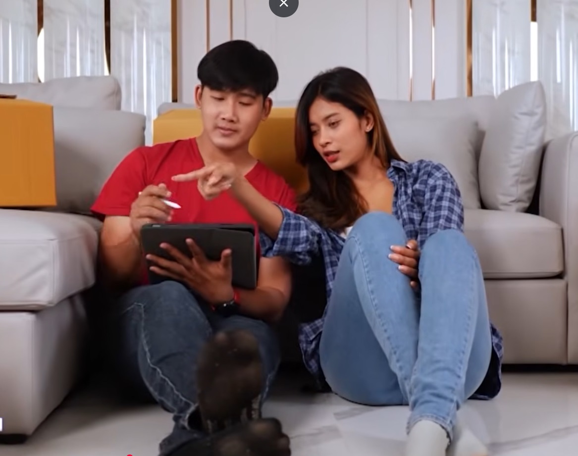Câu Chuyện Cuộc Sống phát sóng vào lúc 19:50 Thứ Ba, Thứ Năm và Thứ Sáu hàng tuần trên kênh THVL1