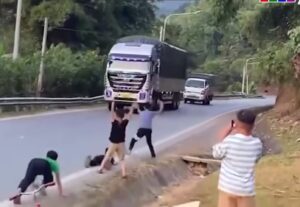 trên các nền tảng mạng xã hội xuất hiện hàng loạt video ghi lại hành vi liều lĩnh