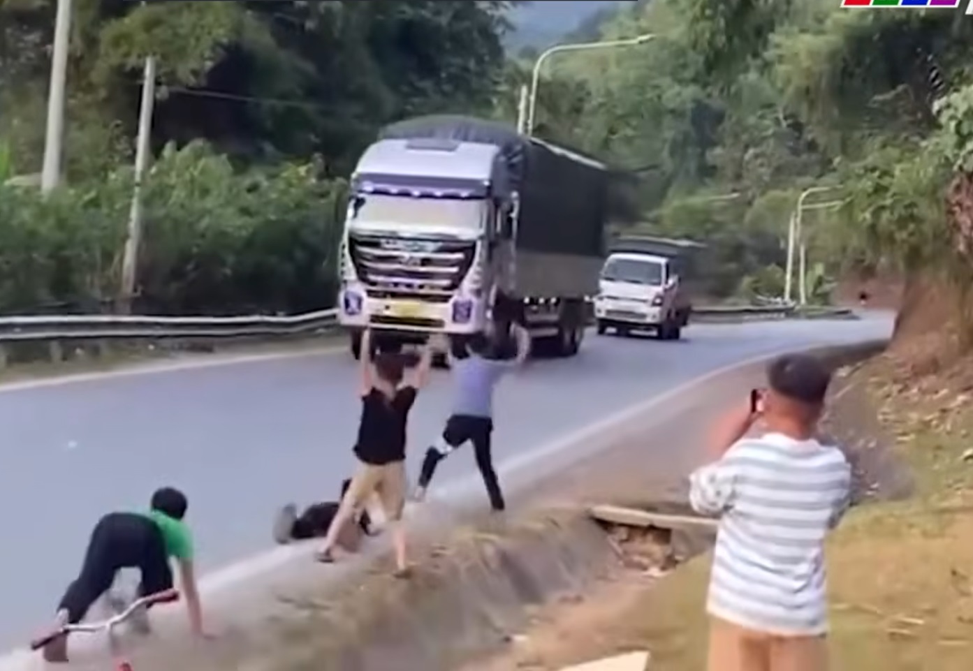 trên các nền tảng mạng xã hội xuất hiện hàng loạt video ghi lại hành vi liều lĩnh