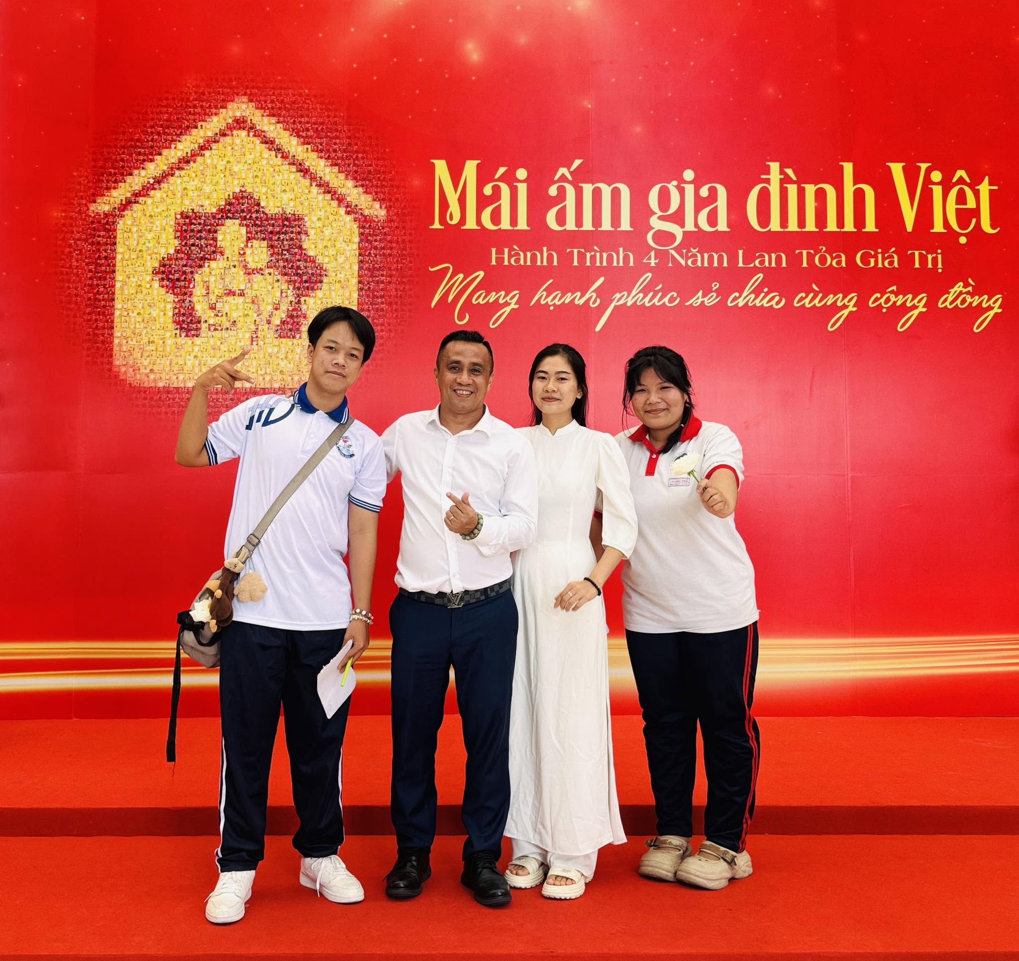 ông Trần Đình Tài, Phó Tổng Giám đốc Tập đoàn Hoa Sen chụp ảnh cùng các nhân vật từng tham gia chương trình Mái ấm gia đình Việt