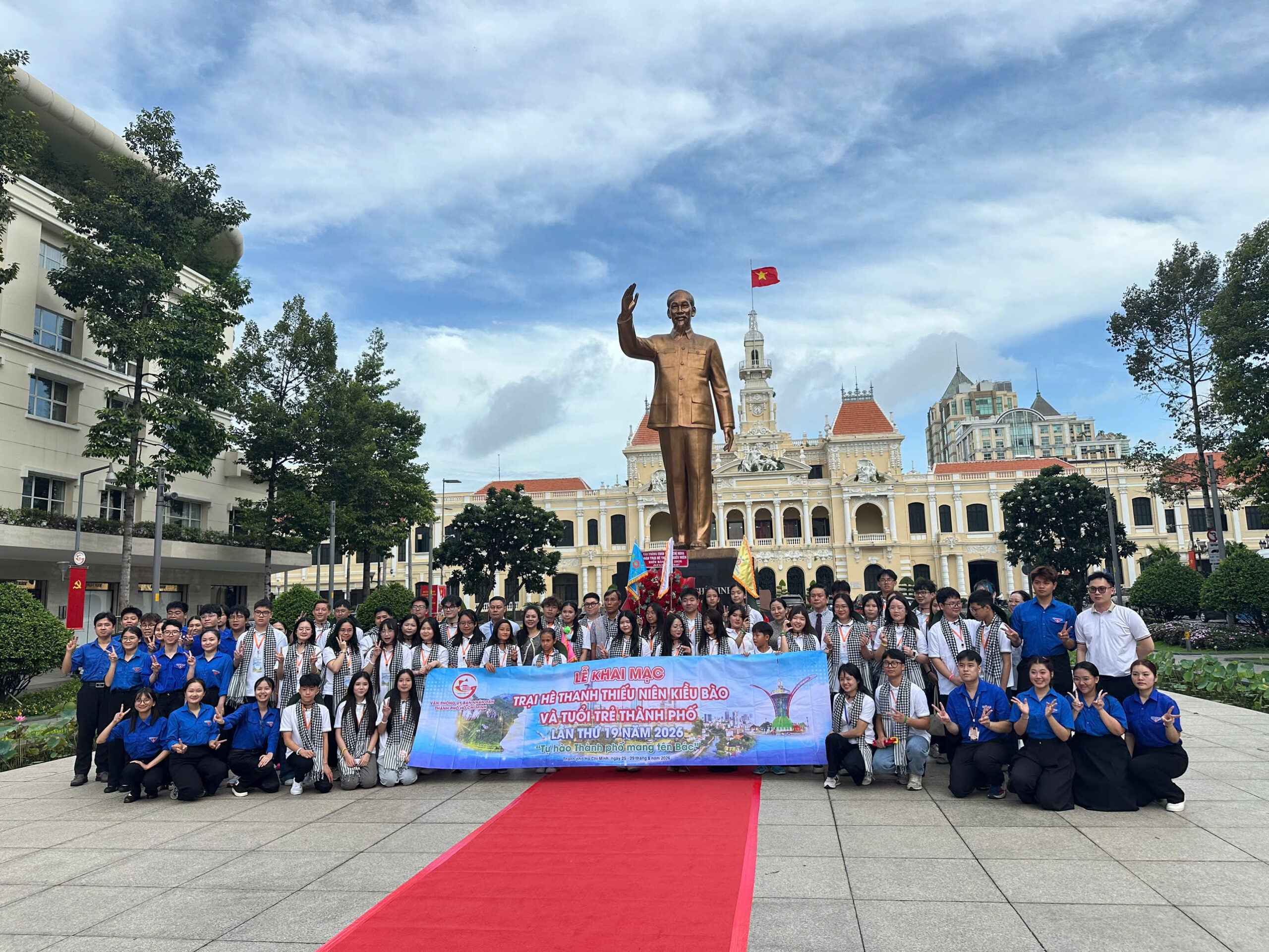 Từ nhiều miền đất trên thế giới, những người trẻ Việt Nam cùng trở về thành phố mang tên Bác, bắt đầu hành trình tìm về cội nguồn.