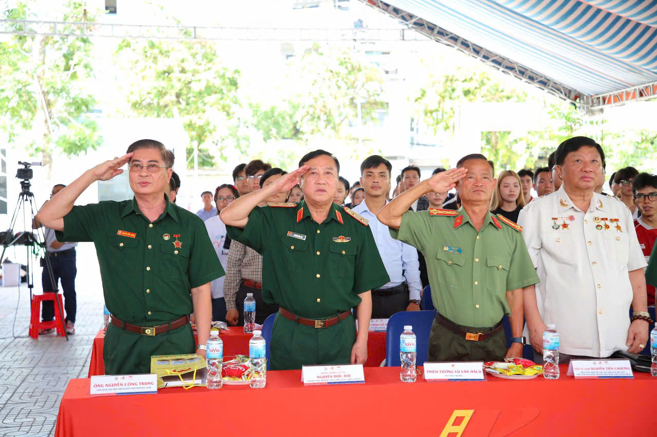 Các đại biểu thực hiện nghi thức chào cờ