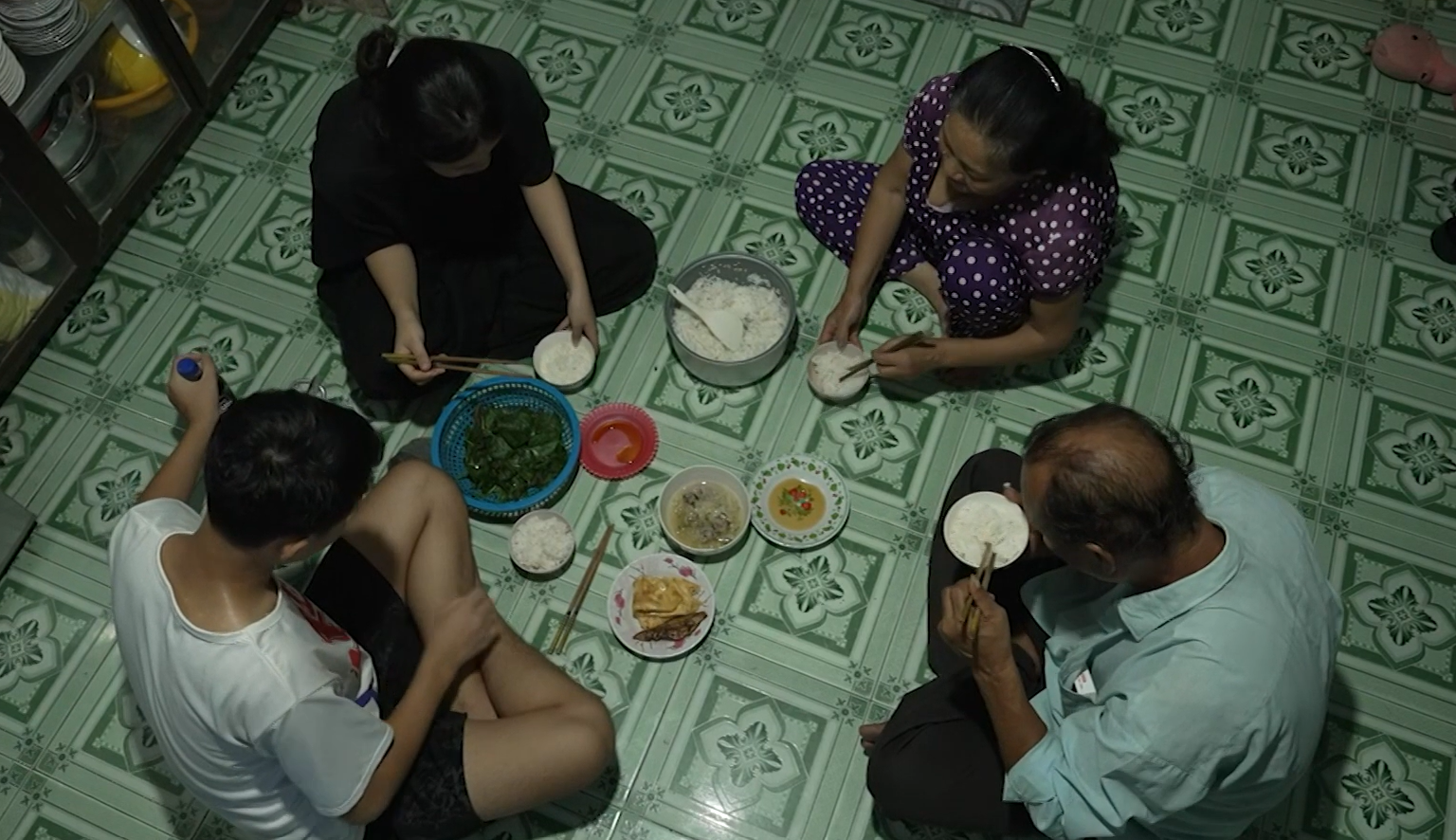 Chuyện hai chị em mồ côi ước mơ một bữa cơm có đủ cha mẹ 