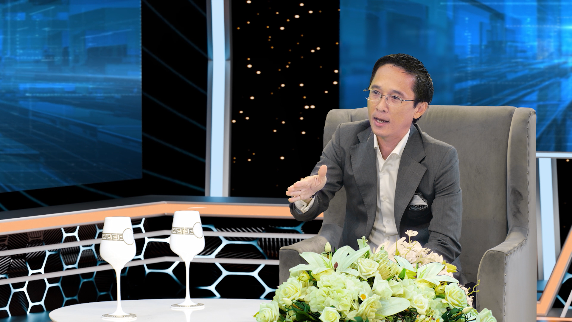 Chuyên gia Trần Anh Tuấn phân tích: “10 triệu đồng nên tiết kiệm hay đầu tư?”