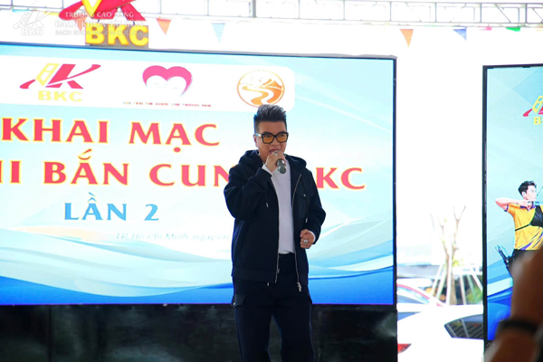 Ca sĩ Đàm Vĩnh Hưng hát tại buổi lễ khai mạc 111111