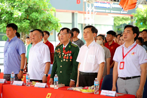 Các đại biểu thực hiện nghi thức chào cờ