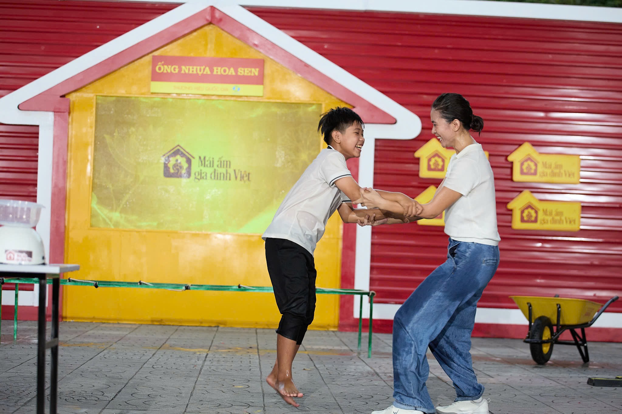Đón xem chương trình Mái ấm gia đình Việt phát sóng vào lúc 20h00 thứ 6 hàng tuần trên kênh HTV7
