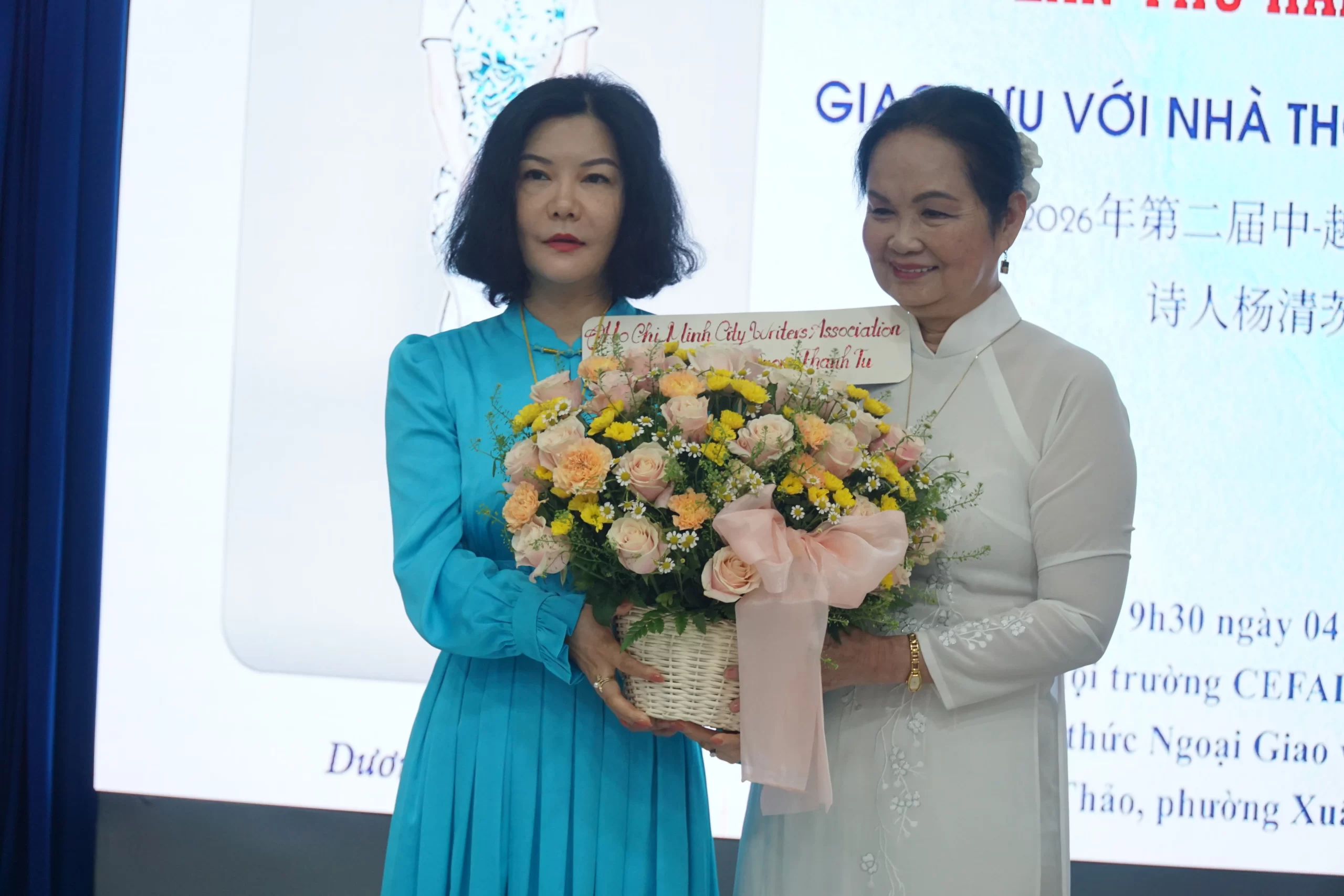 Nhà thơ Trịnh Bích Ngân, Chủ tịch Hội Nhà văn TP.HCM, cùng nhà thơ, nhà văn Dương Thanh Từ tại chương trình giao lưu văn học Việt Nam - Trung Quốc lần thứ 2.