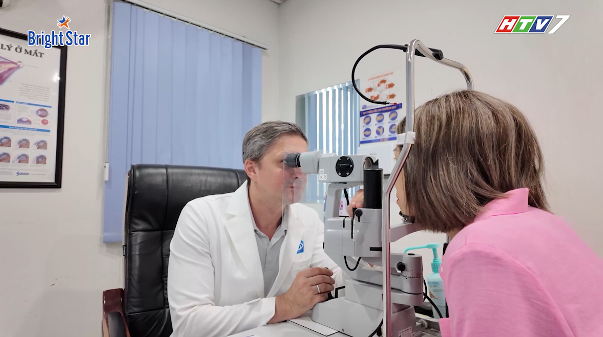 Bác sĩ vui vẻ Vitalii Bazhanov: Sau tuổi 40, đừng để lão thị giới hạn cuộc sống