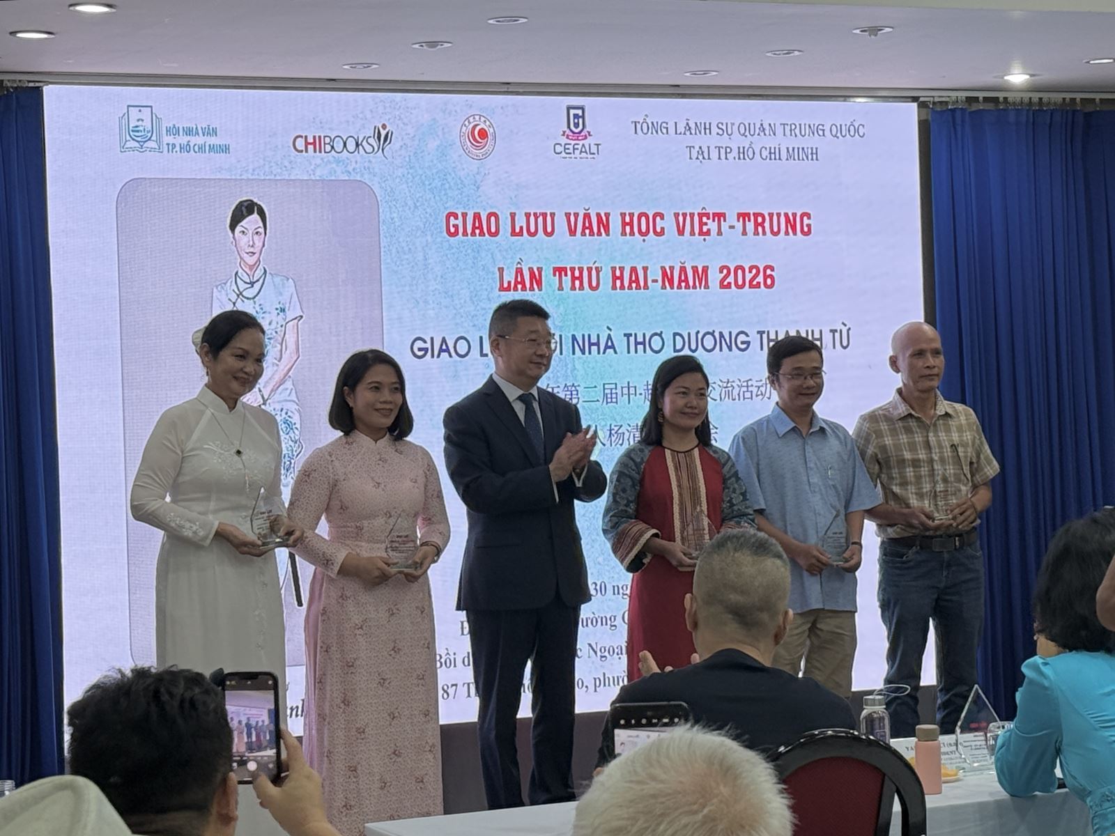 Tổng Lãnh sự Trung Quốc tại TP Hồ Chí Minh Đường Lập tặng quà kỷ niệm cho các nhà văn, nhà thơ Việt Nam