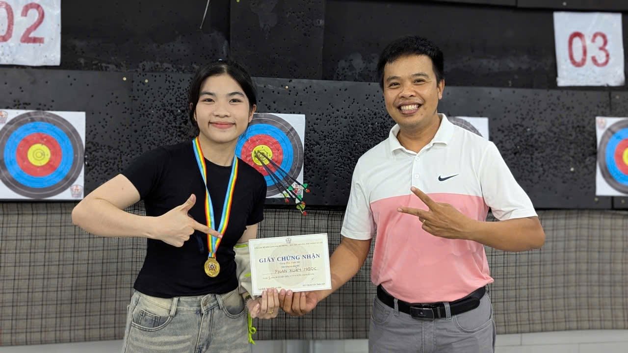 Những cung thủ nhiều thế hệ cùng hội tụ, tạo nên không khí sôi nổi trước giờ khai cuộc Giải Bắn cung BKC.