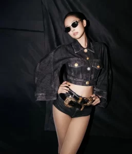 Jennie BLACKPINK biến hóa phong cách từ sang trọng đến cá tính