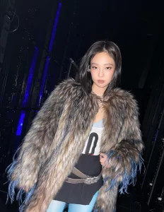 Jennie BLACKPINK biến hóa phong cách từ sang trọng đến cá tính