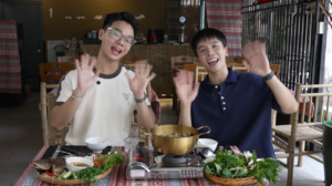 Nam Khánh và Kan Hy bắt đầu chuyến trải nghiệm ẩm thực tại quán ăn Gia Đình Lào. Quán ăn hạnh phúc