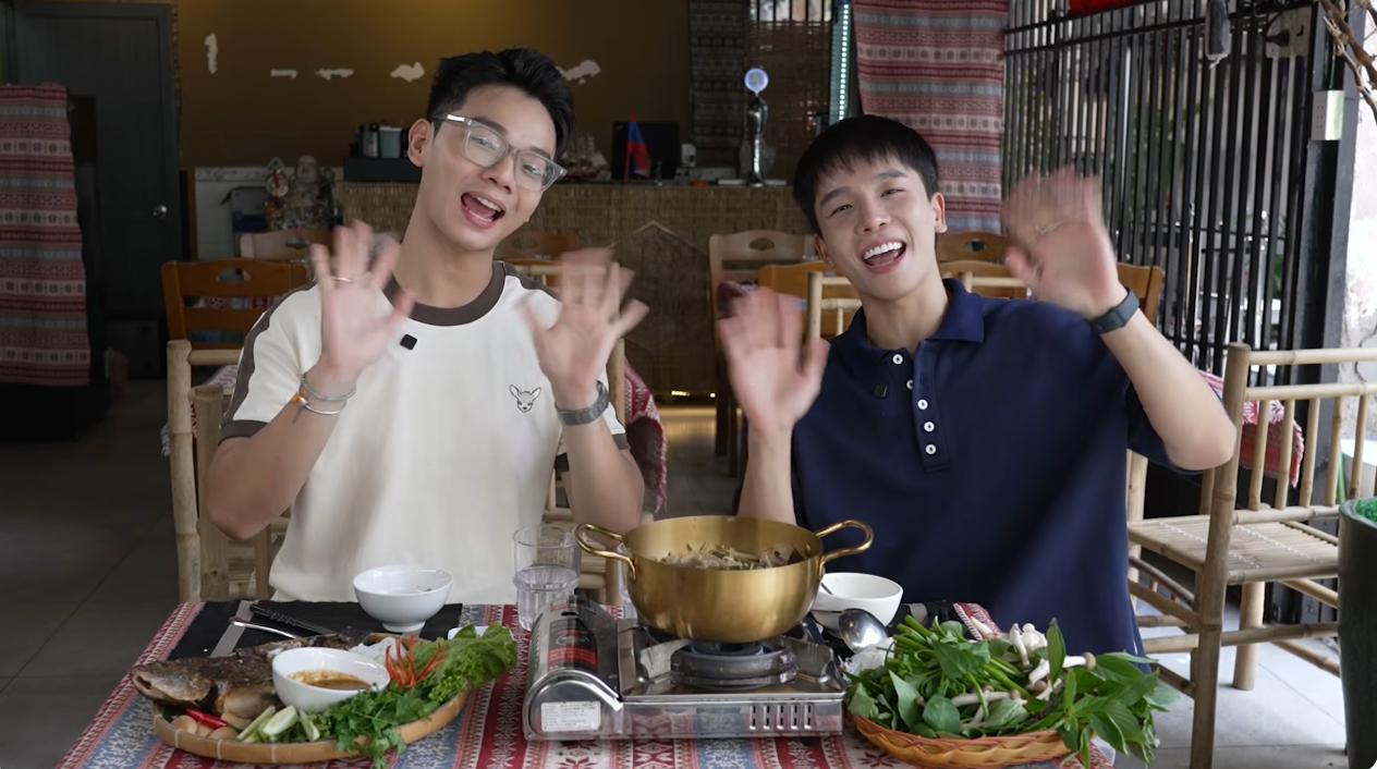 Nam Khánh và Kan Hy bắt đầu chuyến trải nghiệm ẩm thực tại quán ăn Gia Đình Lào. Quán ăn hạnh phúc