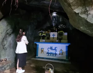 Tượng Đức Mẹ Maria bên trong Hang Đức Mẹ