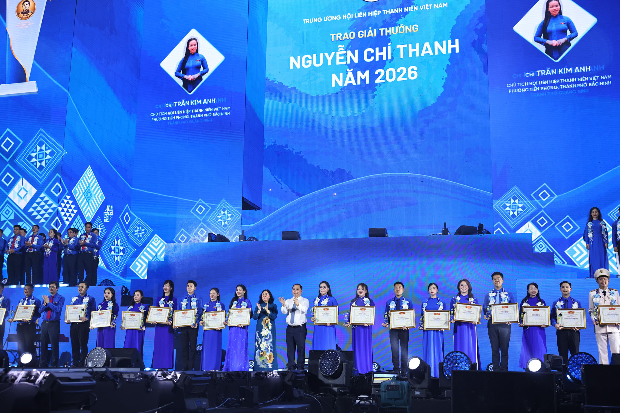 vinh dự đón nhận Huân chương Lao động hạng Nhất