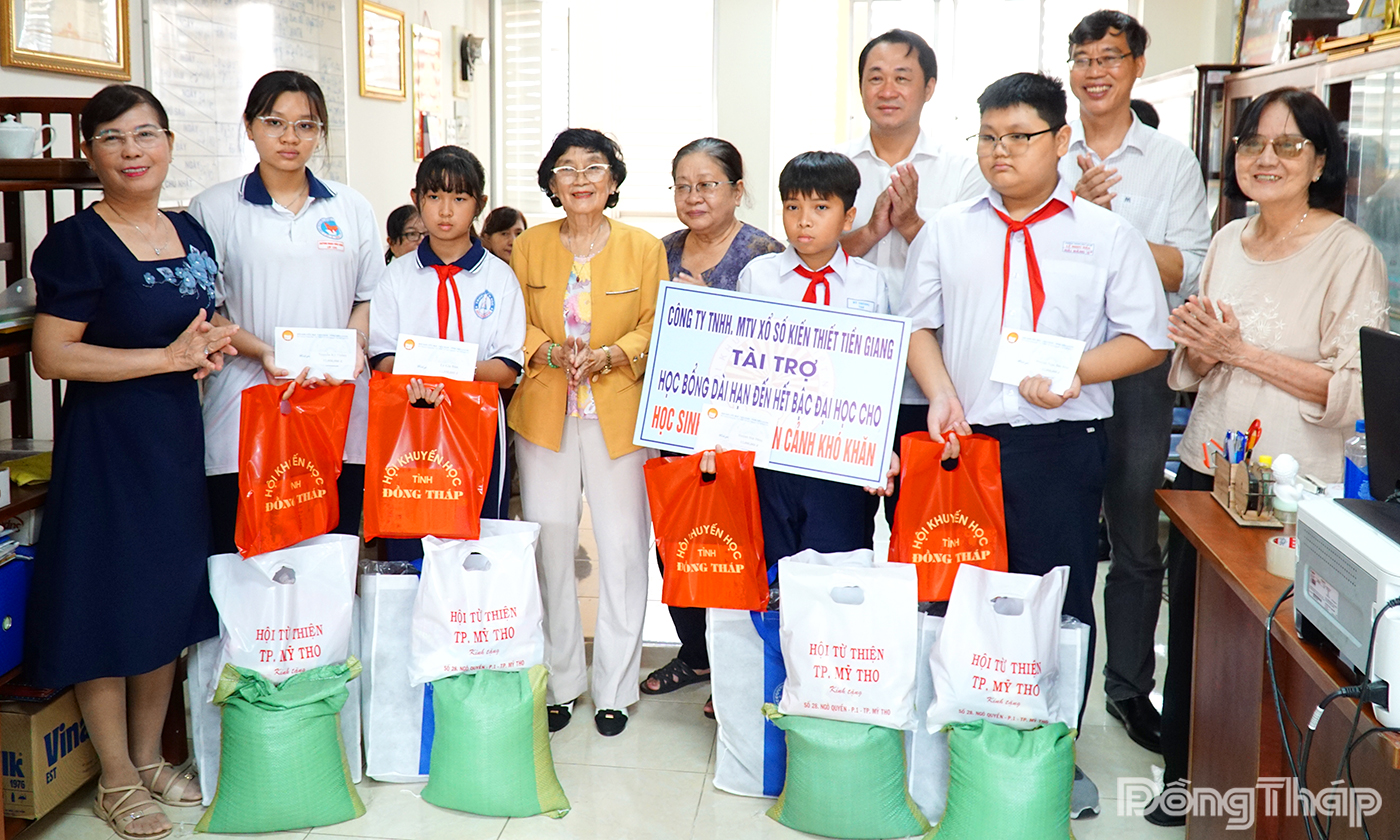 Đồng Tháp trao học bổng