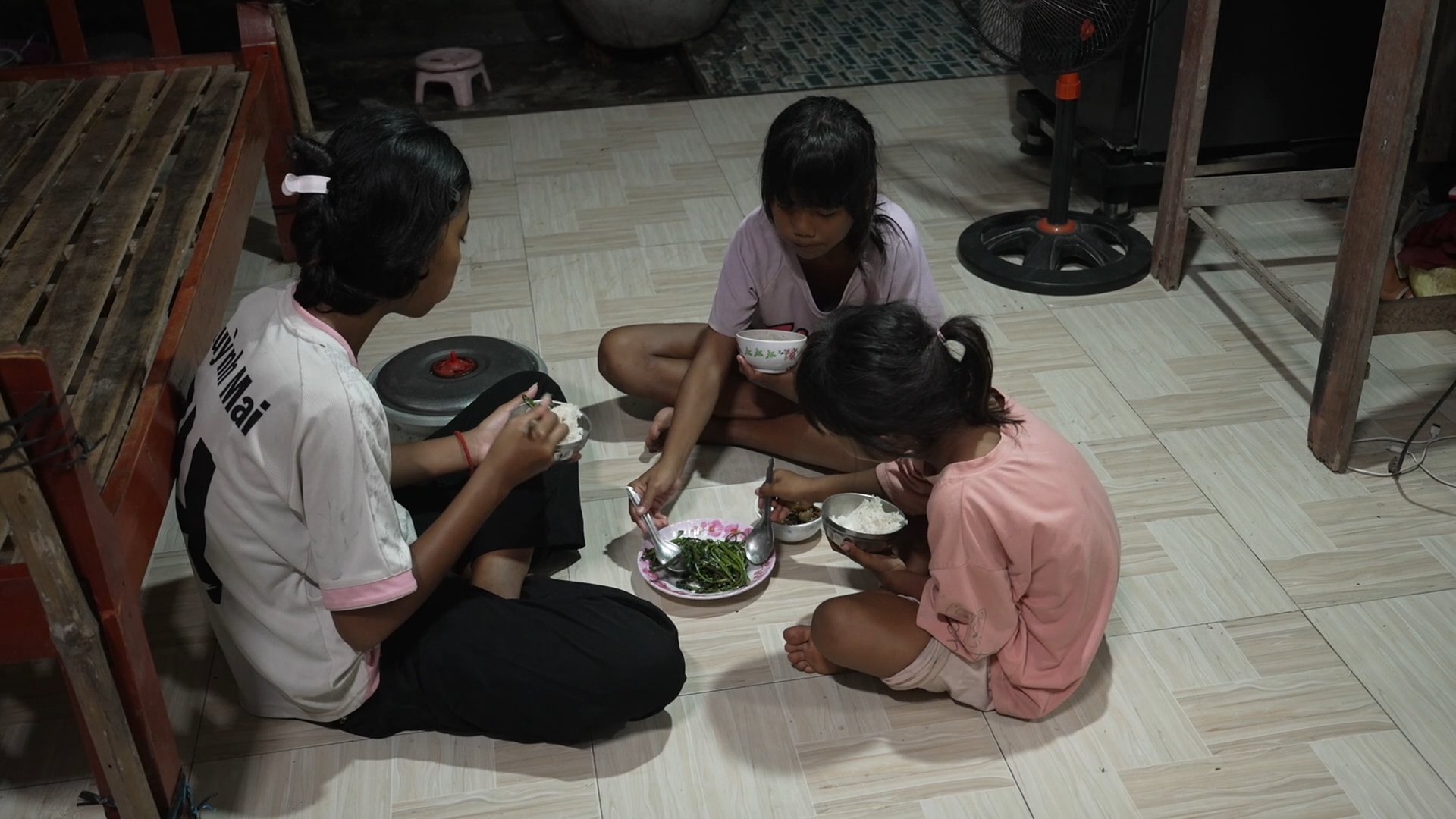 Ba chị em Mai nương tựa ông bà nội sau khi mất cả cha lẫn mẹ.