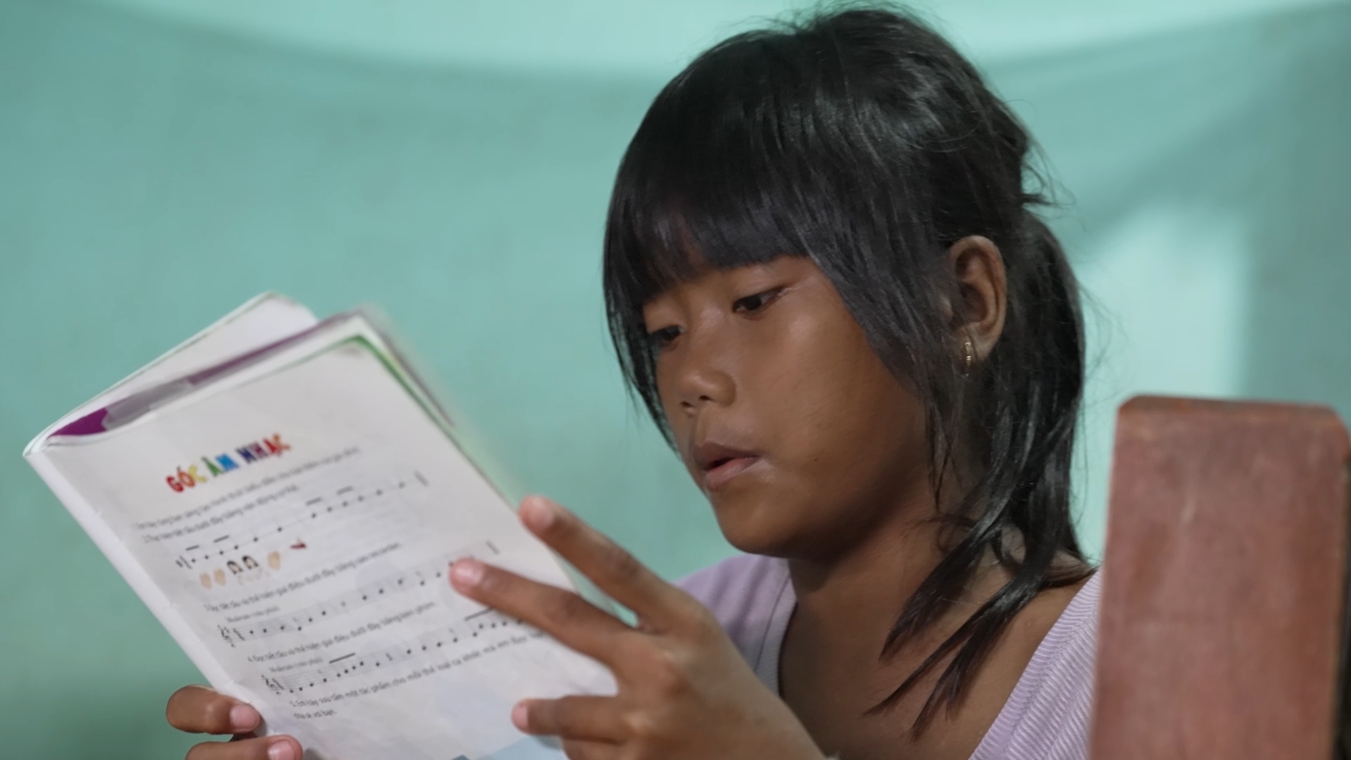 Huỳnh Thị Mai nỗ lực học tập dù sớm phải đối mặt với nhiều mất mát trong cuộc sống.