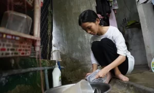 Nữ sinh mồ côi cha đậu ngành Dược, vượt khó đến giảng đường