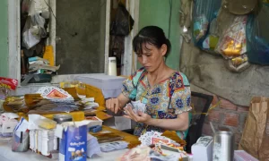 Nữ sinh mồ côi cha đậu ngành Dược, vượt khó đến giảng đường