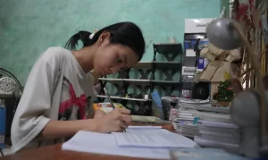 Nữ sinh mồ côi cha đậu ngành Dược, vượt khó đến giảng đường