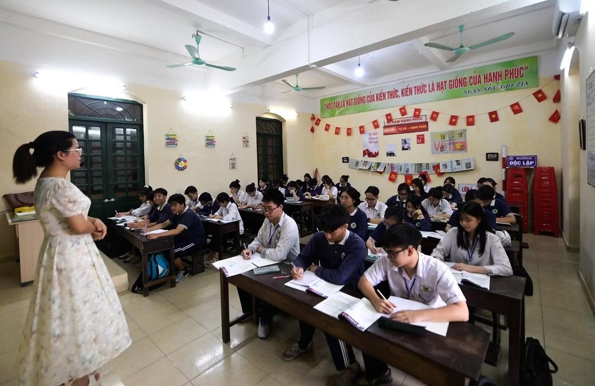 Các phòng học có trần cao, cửa sổ lớn và không gian thoáng đãng, góp phần giữ lại nét kiến trúc xưa trong hoạt động dạy và học hiện nay.