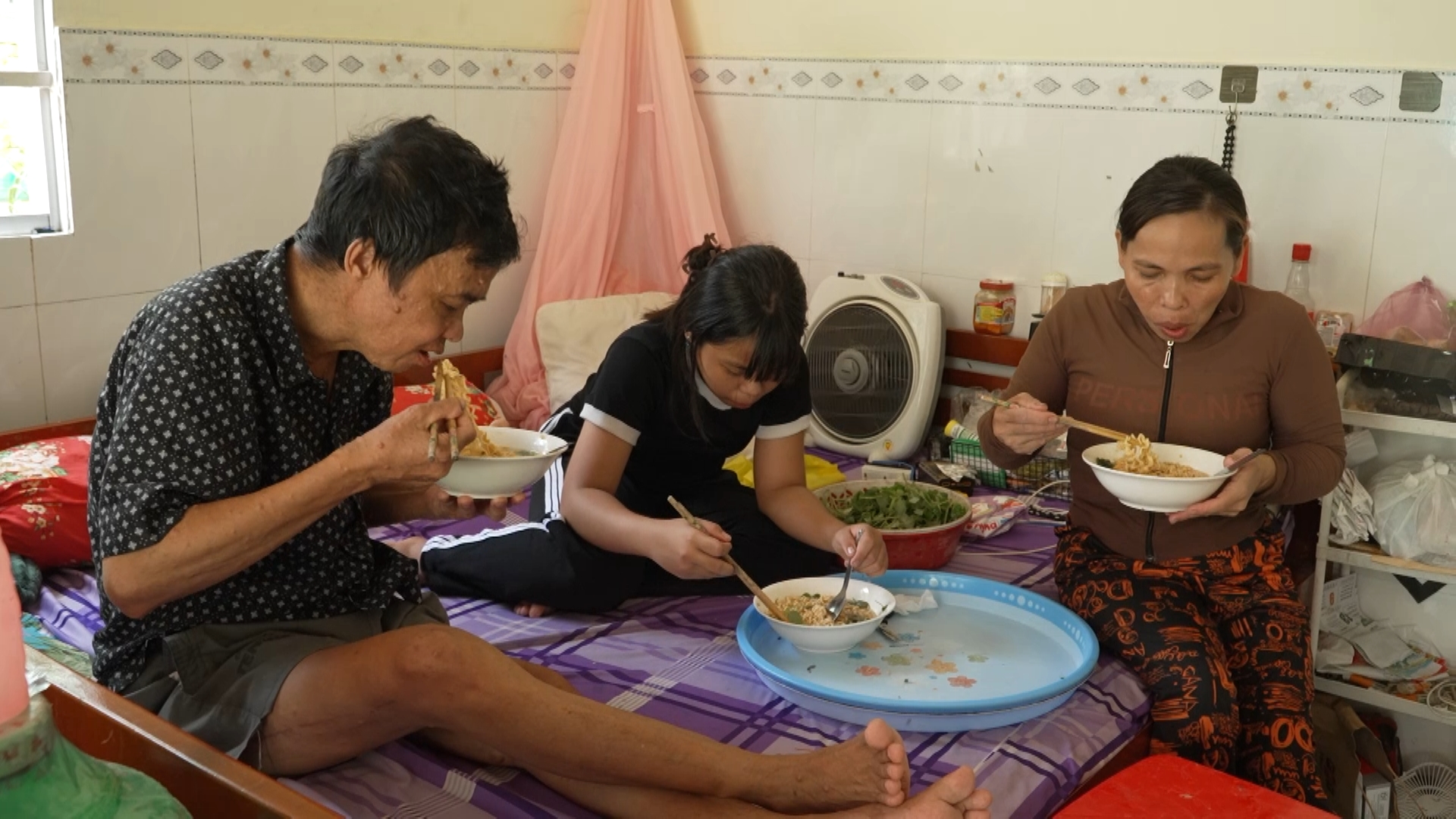 Gia đình Ngọc Giàu đối mặt với nhiều khó khăn khi cha mẹ đều mất sức lao động.