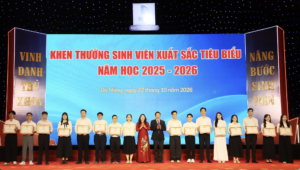Đại học Đà Nẵng vinh danh thủ khoa 2026, trao học bổng