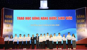 Đại học Đà Nẵng vinh danh thủ khoa 2026, trao học bổng