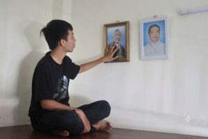Mất cha mẹ từ khi còn đi học, Lê Minh Hoàng Long vừa học đại học vừa chạy xe công nghệ tại TP.HCM để trang trải học phí và sinh hoạt.