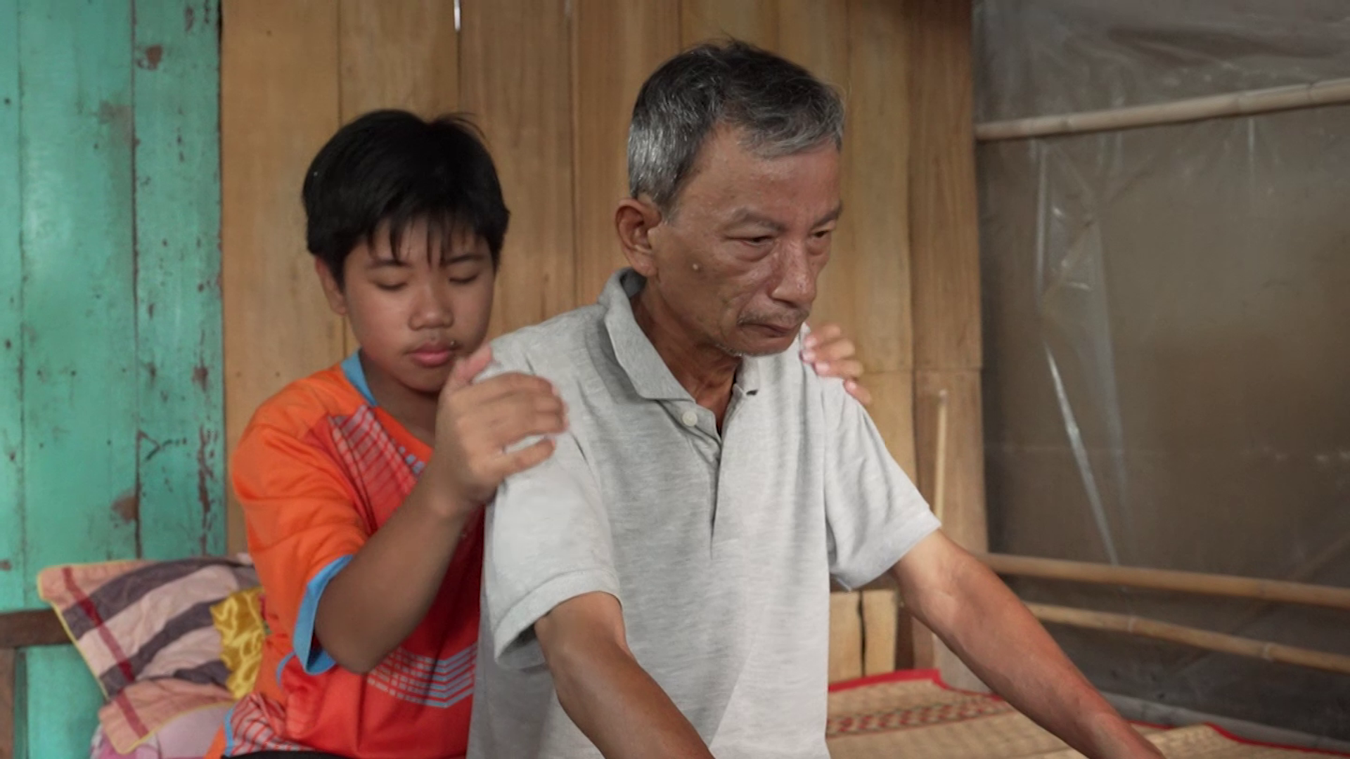Nguyễn Minh Kha chăm sóc cha trong chương trình Mái ấm gia đình Việt.