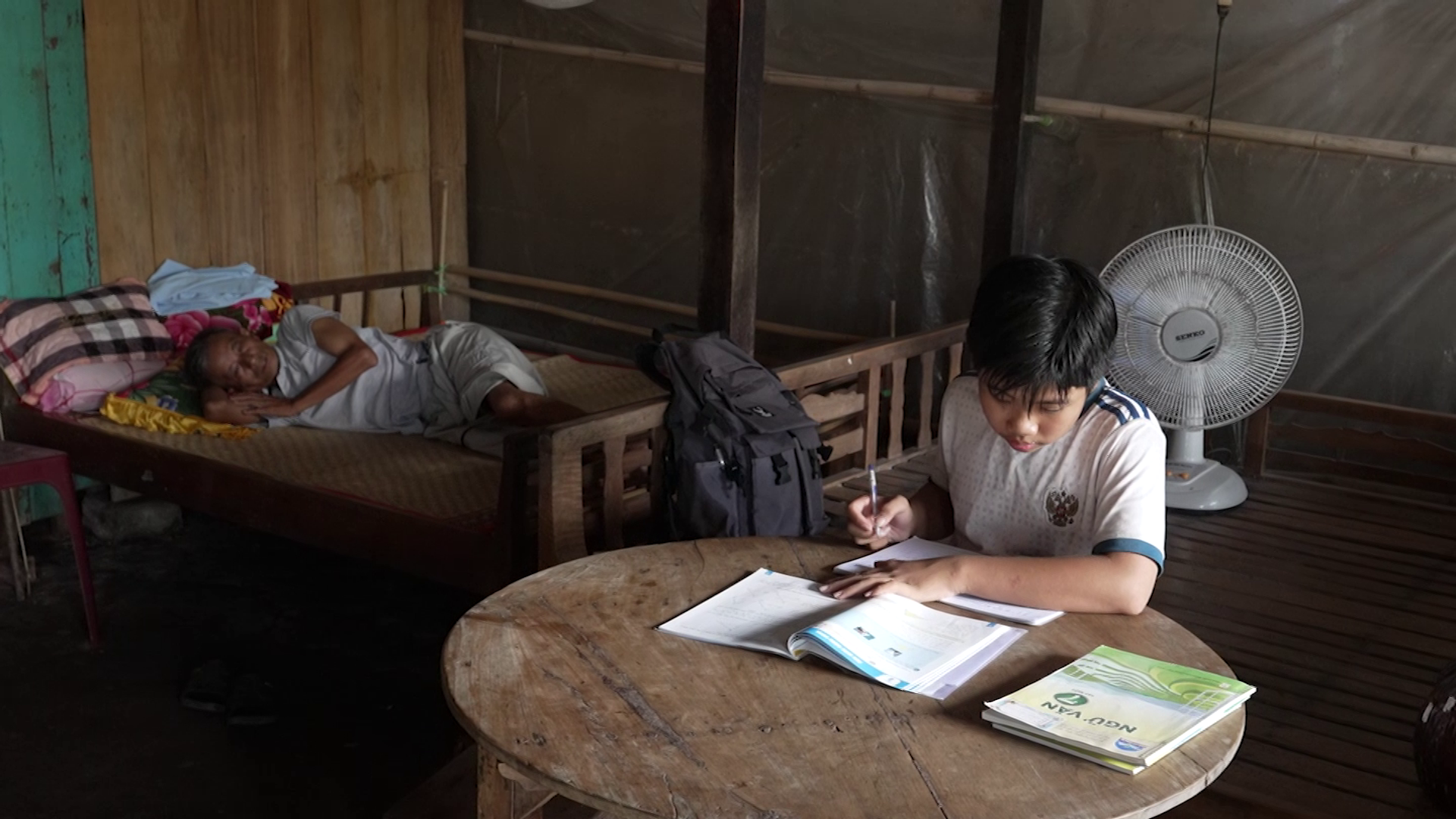 Minh Kha ngồi học bài trong hoàn cảnh gia đình khó khăn.