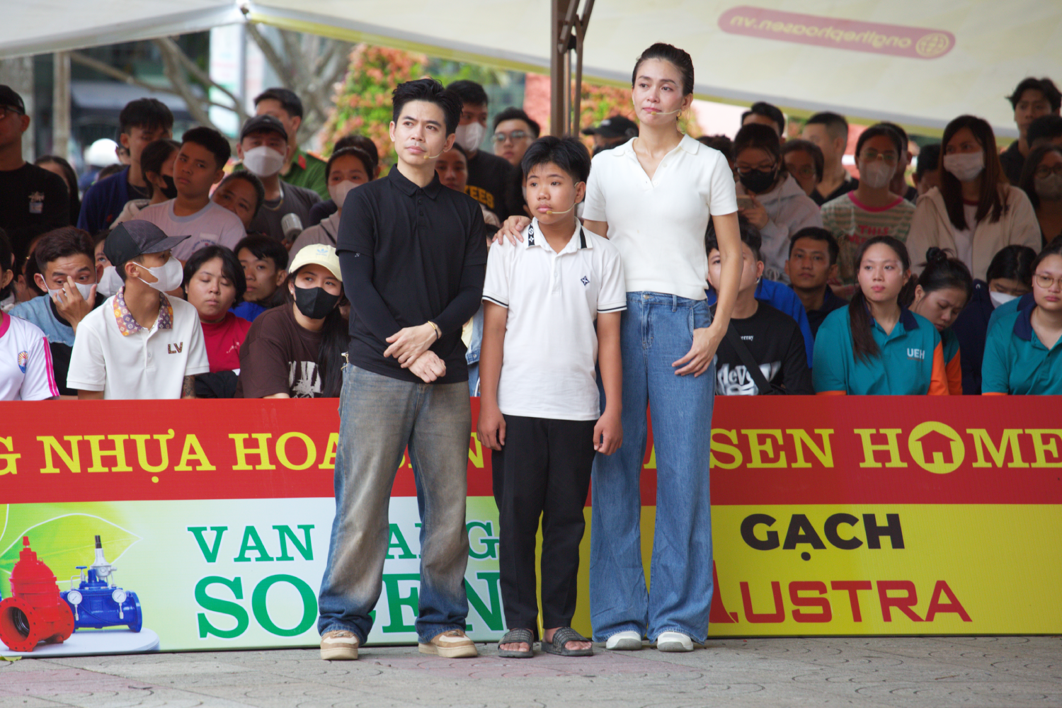 Minh Kha cùng các nghệ sĩ trong chương trình Mái ấm gia đình Việt.