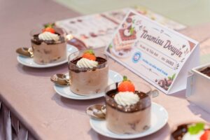 Chàng trai trẻ giành giải nhất hội thi tay nghề làm bánh chỉ với 75 phút với phiên bản tiramisu sáng tạo