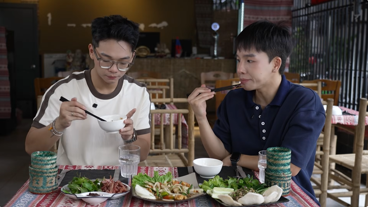 Nam Khánh và Kan Hy trải nghiệm những món ăn mang hương vị đặc trưng của Lào.