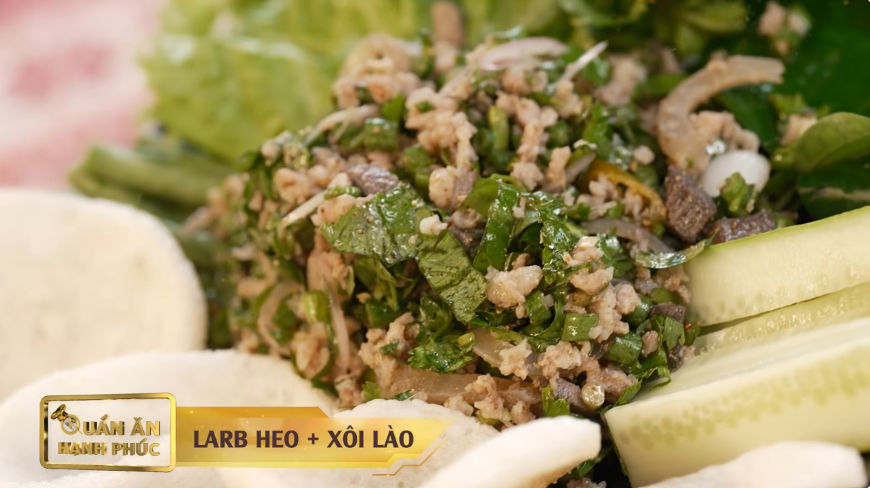 Larb heo kết hợp thịt, rau thơm và các loại rau tươi trong ẩm thực Lào.