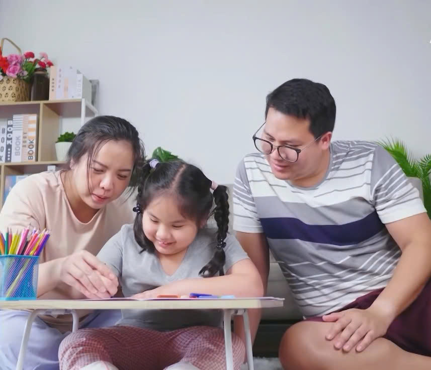Sự hướng dẫn nhẹ nhàng giúp trẻ cảm thấy được yêu thương và hỗ trợ.