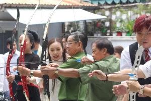 Các Đại biểu tham gia trải nghiệm bắn cung.
