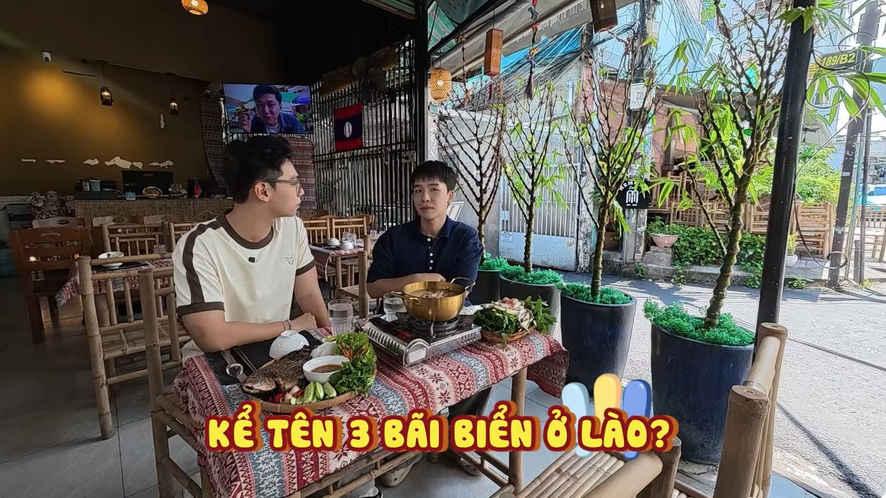 Nam Khánh và Kan Hy trò chuyện vui vẻ trong hành trình khám phá ẩm thực Lào.