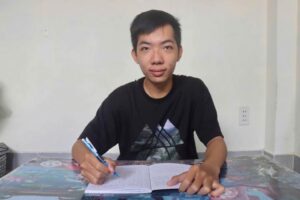 Mất cha mẹ từ khi còn đi học, Lê Minh Hoàng Long vừa học đại học vừa chạy xe công nghệ tại TP.HCM để trang trải học phí và sinh hoạt.