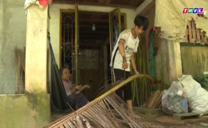 Khánh Nhân luôn tìm cách phụ giúp bà ngoại trong cuộc sống còn nhiều khó khăn.