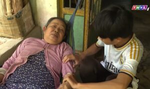 Bà Nguyễn Thị Xê tuổi cao, sức khỏe suy giảm nhưng vẫn cố gắng chăm lo cho cháu ngoại.